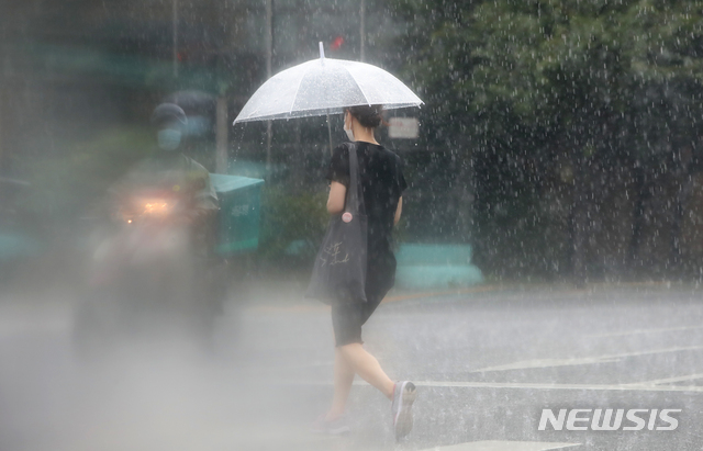 [서울=뉴시스] 조수정 기자 = 중부지방을 중심으로 국지성 호우가 계속되는 가운데 2일 서울 구로구 도로에서 갑작스런 폭우가 쏟아지고 있다. 2020.08.02.&nbsp; chocrystal@newsis.com