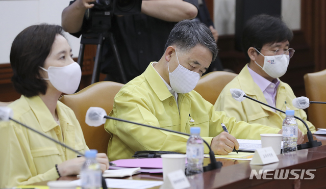 [서울=뉴시스]최진석 기자 = 유은혜(왼쪽부터) 사회부총리 겸 교육부 장관과 박능후 보건복지부 장관이 2일 세종로 정부서울청사에서 열린 '코로나19 대응 중대본 회의'에 참석해 정세균 국무총리의 발언을 경청하고 있다. 2020.08.02.  myjs@newsis.com