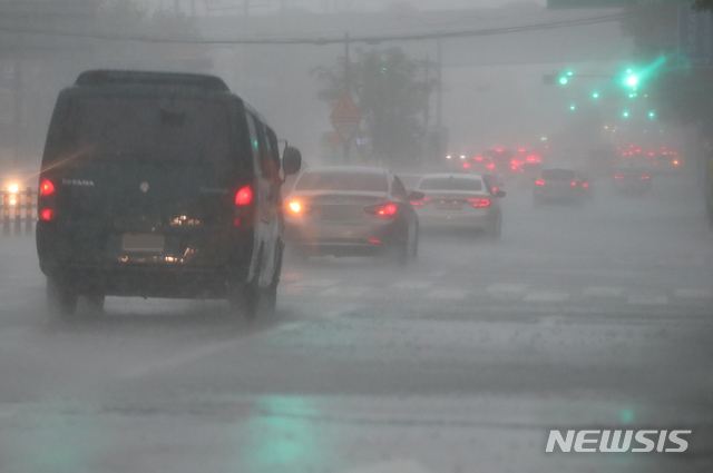 서울 등 중부, 출근길 폭우…남부 지방은 더위 기승
