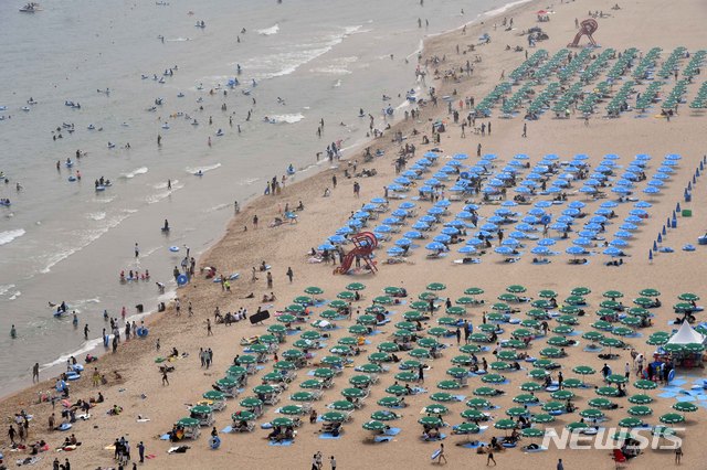 [부산=뉴시스] 하경민 기자 = 부산지역에 폭염경보가 발효 중인 지난 2일 오후 해운대해수욕장을 찾은 피서객들이 물놀이를 즐기고 있다. 2020.08.02. yulnetphoto@newsis.com
