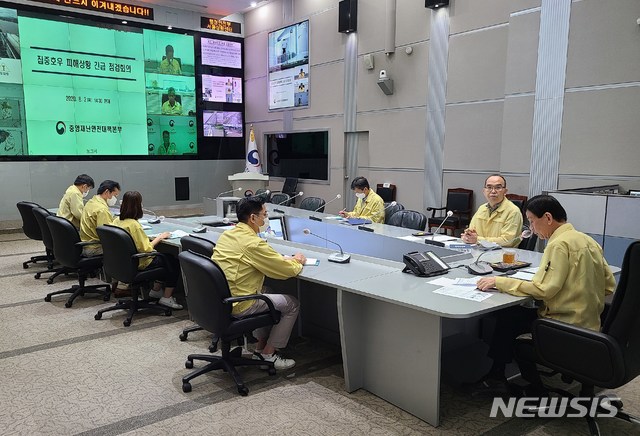 [서울=뉴시스]박주성 기자 = 진영 행정안전부 장관이 2일 오후 정부서울청사 중앙재난안전상황실 서울상황센터에서 집중호우로 서울,경기,충북 등에서 많은 피해가 발생하고, 앞으로 집중호우가 계속될 것으로 판단됨에 따라 긴급 점검 2차회의 주재하고 있다. (사진=행정안전부 제공). 2020.08.02.&nbsp; photo@newsis.com
