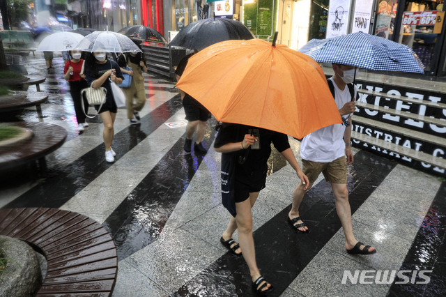 [서울=뉴시스] 박민석 기자 = 서울 지역에 호우특보가 발효된 지난 2일 서울 강남구 강남역 인근 거리에서 우산을 쓴 시민들이 발걸음을 옮기고 있다. 2020.08.02. mspark@newsis.com
