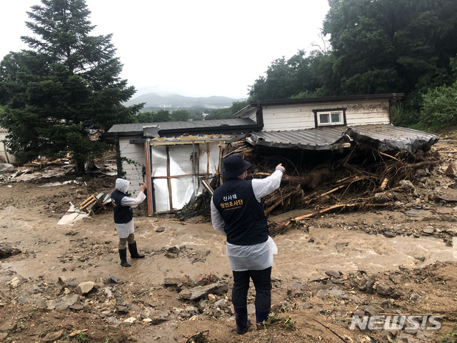 [서울=뉴시스] 이영환 기자 = 산림·토목·지질 등 각 분야 전문가들로 구성된 산사태원인조사단이 2일 경기 안성시 일죽면 화봉리 일대와 죽산면 장원리 일대에서 드론과 GPS를 이용해 피해 규모 파악 및 산사태 발생 원인을 분석하고 있다.(사진=산림청 제공) 2020.08.02. photo@newsis.com