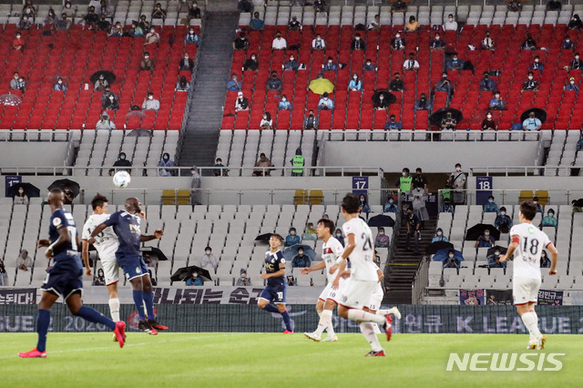 [서울=뉴시스]김병문 기자 = 2일 오후 서울 송파구 잠실올림픽주경기장에서 열린 서울이랜드FC와 부천FC1995의 경기를 찾은 관중들이 경기를 관람하고 있다. 2020.08.02. dadazon@newsis.com