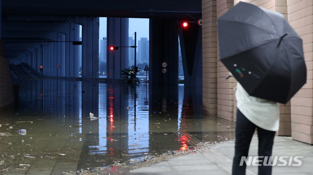 [서울=뉴시스] 이영환 기자 = 서울과 한강 상류지역 등에 집중호우로 팔당댐 방류량이 늘어난 2일 오후 잠수교의 보행과 차량 통행이 통제되고 있다. 서울시는 오후 3시10분을 기점으로 보행을 통재했으며 오후 5시 27분을 기준으로 잠수교의 차량 통행을 전면 통제했다. 2020.08.02.&nbsp; 20hwan@newsis.com 