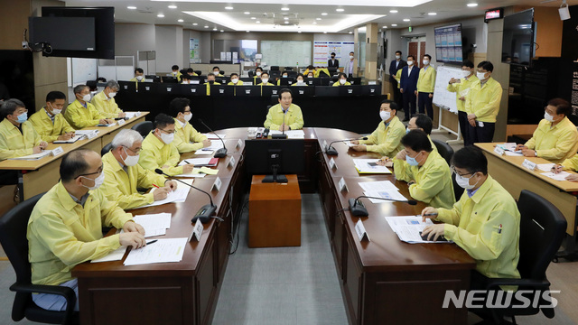 [서울=뉴시스] 이영환 기자 = 정세균 국무총리가 2일 오후 서울 동작구 한강홍수통제소 상황실을 방문해 현장점검을 하고 있다. 2020.08.02. 20hwan@newsis.com