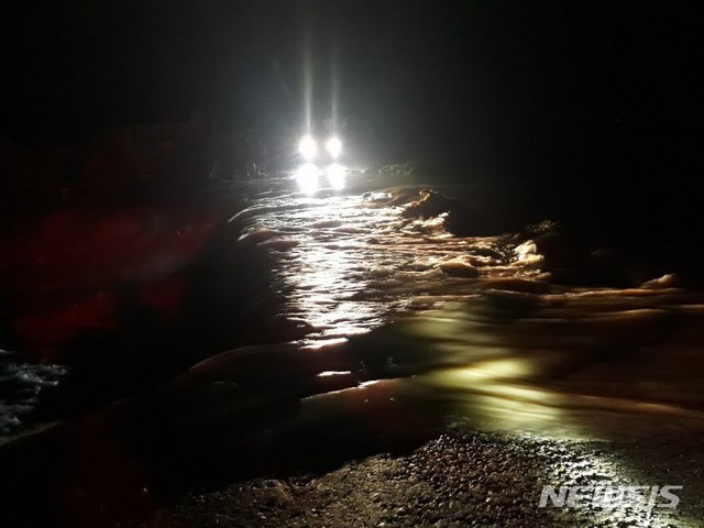 [수원=뉴시스] 3일 오전 1시께 갑자기 불어난 물과 토사로 진입로가 막혀버린 용인시 원삼면 한 캠핑장. 소방당국은 굴착기를 동원해 진입로를 확보하고 123명의 야영객을 구조했다.&nbsp; 2020.08.03.(사진=경기도소방재난본부 제공) photo@newsis.com 