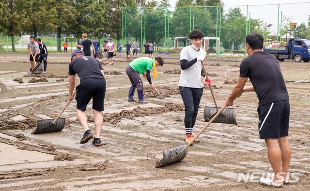 [증평=뉴시스]수해 응급복구 작업. (사진=증평군 제공) photo@newsis.com