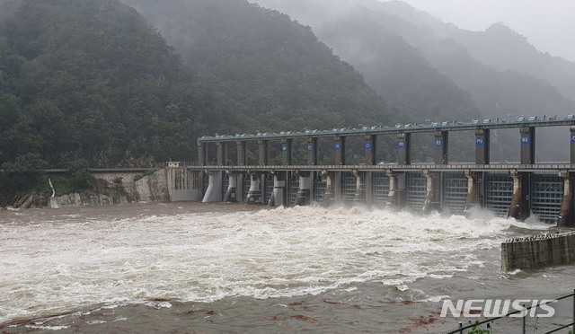 [춘천=뉴시스] 한윤식 기자 = 강원 영서지역에 호우특보가 발효된 3일 오전 강원 의암댐이 오전 9시 10분부터 수문 6개를 25m 높이로 열고 초당 3357t의 물을 방류하고 있다. 2020.08.03.&nbsp; ysh@newsis.com&nbsp; 