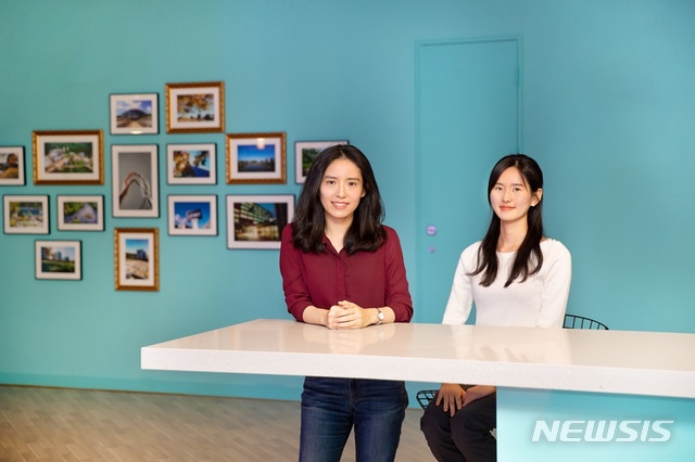 [울산=뉴시스] 구미현 기자 = UNIST(울산과학기술원)는 신소재공학부의 김지윤 교수팀이 서울대학교 재료공학부의 권민상 교수팀과 공동으로 자화 형태(magnetization pattern)를 바꿀 수 있는 자성 스마트 소재를 개발했다고 3일 밝혔다. 사진은 김지윤 교수와 송현서 연구원(왼쪽부터). 2020.08.03. (사진=UNIST 제공)photo@newsis.com