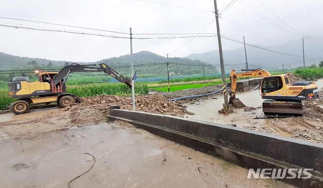 [음성=뉴시스]강신욱 기자 = 충북 음성군이 3일 집중호우로 제방이 유실된 감곡면 영산리 하천에서 중장비를 동원해 응급복구 작업을 하고 있다. (사진=음성군 제공) 2020.08.03. photo@newsis.com 
