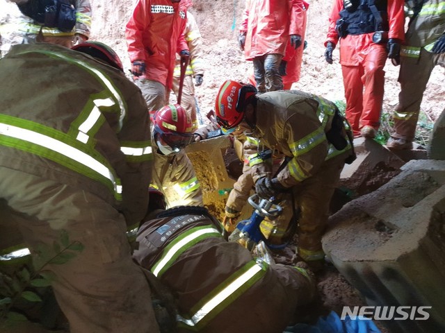 [평택=뉴시스]3일 오전 10시 49분께 매몰 사고가 발생한 경기도 평택시 청북읍의 한 공장에서 구조대가 구조 작업을 벌이고 있다.(경기도소방재난본부 제공)
