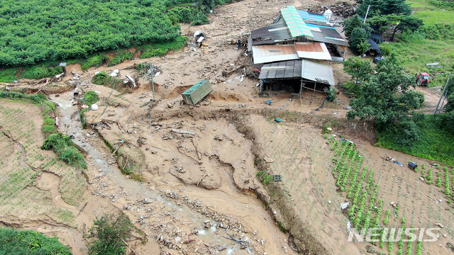 [충주=뉴시스] 인진연 기자 = 지난 2일 오후 충북 충주시 일대에 300㎜ 이상의 많은 비가 쏟아지면서 큰 인명피해와 재산피해가 발생한 가운데 3일 앙성면과 엄정면 일대에 수마가 할퀸 처참한 모습이 드러나 있다. 2020.08.03. inphoto@newsis.com