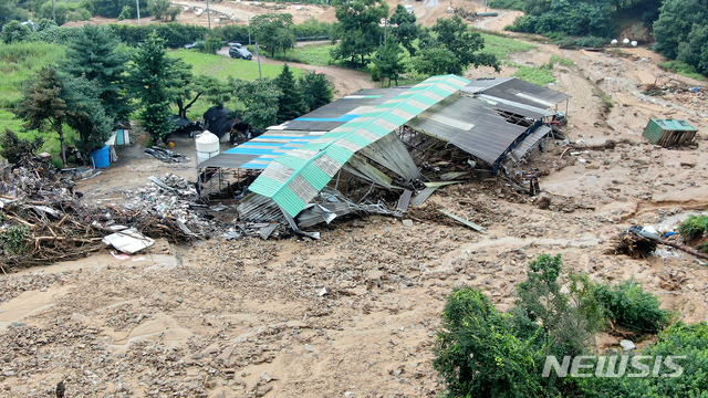 [충주=뉴시스] 인진연 기자 = 지난 2일 오후 충북 충주시 일대에 300㎜ 이상의 많은 비가 쏟아지면서 큰 인명피해와 재산피해가 발생한 가운데 3일 앙성면과 엄정면 일대에 수마가 할퀸 처참한 모습이 드러나 있다. 2020.08.03.&nbsp; inphoto@newsis.com 
