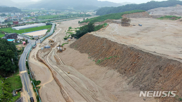 [충주=뉴시스] 인진연 기자 = 지난 2일 오후 충북 충주시 일대에 300㎜ 이상의 많은 비가 쏟아지면서 큰 인명피해와 재산피해가 발생한 가운데 3일 앙성면과 엄정면 일대에 수마가 할퀸 처참한 모습이 드러나 있다. 2020.08.03. inphoto@newsis.com
