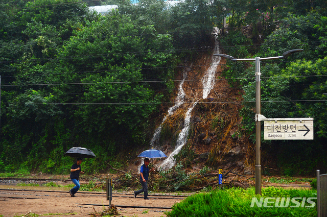 [충주=뉴시스] 인진연 기자 = 지난 2일 오후 충북 충주시 일대에 300㎜ 이상의 많은 비가 쏟아지면서 큰 인명피해와 재산피해가 발생한 가운데 3일 앙성면과 엄정면 일대에 수마가 할퀸 처참한 모습이 드러나 있다. 2020.08.03.&nbsp; inphoto@newsis.com 