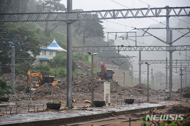 [충주=뉴시스] 인진연 기자 = 지난 2일 오후 충북 충주시 일대에 300㎜ 이상의 많은 비가 쏟아지면서 큰 인명피해와 재산피해가 발생한 가운데 3일 앙성면과 엄정면 일대에 수마가 할퀸 처참한 모습이 드러나 있다. 2020.08.03.&nbsp; inphoto@newsis.com 