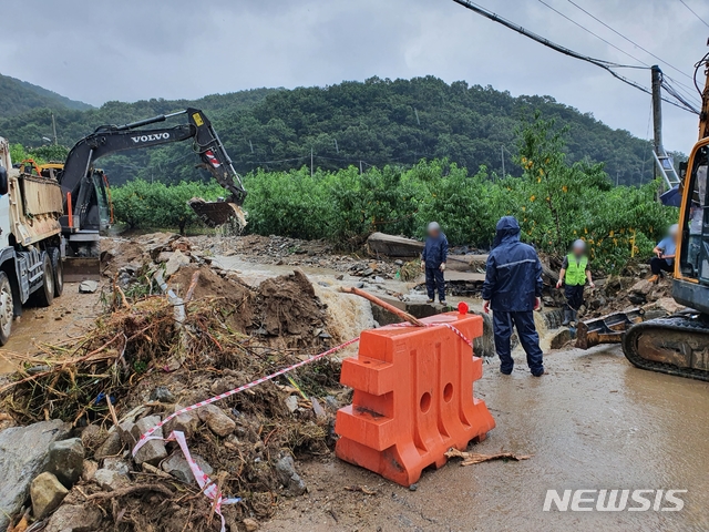 [음성=뉴시스] 조성현 기자 = 3일 오전 충북 음성군 감곡면 한 복숭아 농가 인근에서 긴급 통신 복구 작업이 한창이다. 2020.08.03. jsh0128@newsis.com