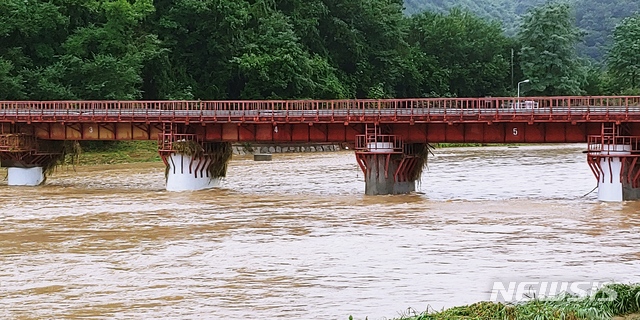 [연천=뉴시스] 이호진 기자 = 3일 새벽 범람 직전까지 갔던 연천군 신서면 차탄천 철교에 떠내려온 나뭇가지들이 걸려 있다. 2020.08.03. asake@newsis.com