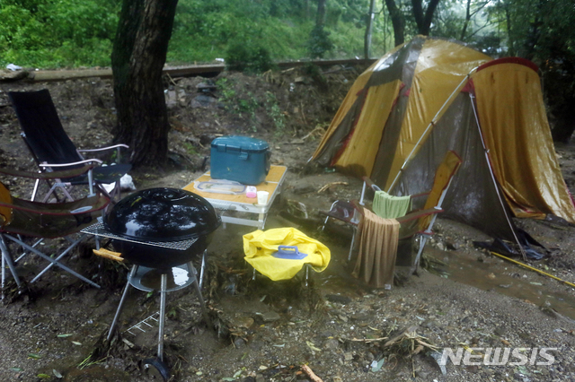 [충주=뉴시스] 인진연 기자 = 지난 2일 오후 충북 충주시 일대에 300㎜ 이상의 많은 비가 쏟아지면서 큰 인명피해와 재산피해가 발생한 가운데 3일 삼탄역 아래 한 캠핑장에 황급히 피하느라 미처 챙기지 못한 장비가 토사에 뭍혀 있다. 2020.08.03.&nbsp; inphoto@newsis.com 