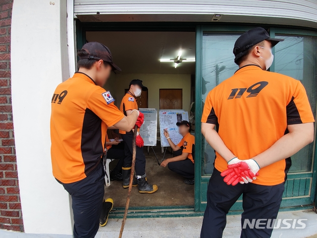 [음성=뉴시스] 조성현 기자 = 지난 2일 오전 8시53분께 충북 음성군 감곡면 오향리에서 63세 여성이 거주 중인 컨테이너가 유실돼 소방당국이 수색 작업을 벌이고 있다. 2020.08.03. jsh0128@newsis.co,