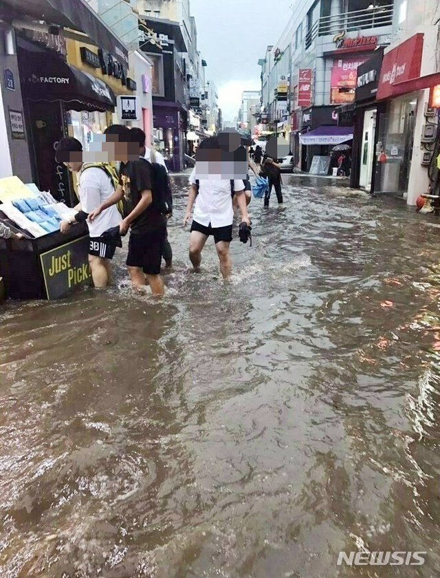 [아산=뉴시스]이종익 기자 = 3일 충남 천안과 아산지역에 집중호우경보가 발효된 가운데 아산시 온천동 상가가 물바다로 변했다. (사진=독자 제공)  2020.08.03.photo@newsis.com