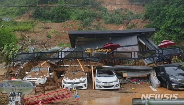 4명이 토사로 매몰된 가평읍 산유리 펜션. 