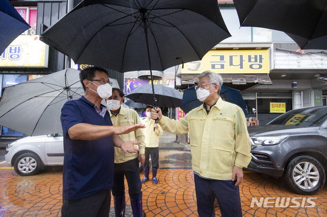 [수원=뉴시스] 3일 오후 이재명 경기도지사가 여름휴가 일정을 취소하고 복귀해 안성시 집중호우피해 현장을 점검했다.(사진제공=경기도)