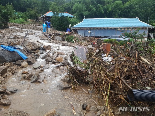 [아산=뉴시스]이종익 기자 = 3일 오후 호우경보 발효된 충남 아산시 송악면 유곡리에서 70대 남성과 80대 남성이 산사태 이후 급류에 휩쓸려 실종됐다. (사진=독자 제공) 2020.08.03.photo@newsis.com
