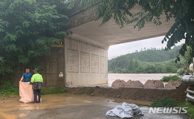 [청주=뉴시스] 임선우 기자 = 3일 오후 5시 충남 천안지역 폭우로 병천천 수위가 상승함에 따라 인접지역인 청주시 청원구 오창읍 성재리와 흥덕구 옥산면 사정리에 주민 대피령이 내려졌다. 옥산면 사정2리 주민들이 임시 둑을 만들어 하천 범람을 막고 있다. (사진=독자 제공) 2020.07.03.&nbsp; photo@newsis.com
