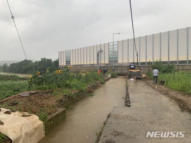 [청주=뉴시스] 임선우 기자 = 3일 오후 5시 충남 천안지역 폭우로 병천천 수위가 상승함에 따라 인접지역인 청주시 청원구 오창읍 성재리와 흥덕구 옥산면 사정리에 주민 대피령이 내려졌다. 옥산면 사정2리 주민들이 마을 배수로 침수 예방작업을 하고 있다. (사진=독자 제공) 2020.07.03.&nbsp; photo@newsis.com