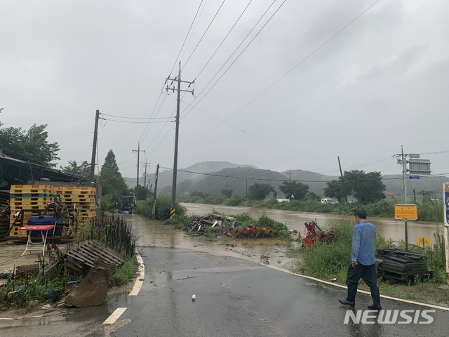 [청주=뉴시스] 임선우 기자 = 3일 오후 5시 충남 천안지역 폭우로 병천천 수위가 상승함에 따라 인접지역인 청주시 청원구 오창읍 성재리와 흥덕구 옥산면 사정리에 주민 대피령이 내려졌다. 옥산면 동림리에 하천물이 일부 넘쳐흐르고 있다. (사진=독자 제공) 2020.07.03.&nbsp; photo@newsis.com