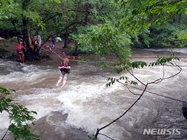 [횡성=뉴시스] 김경목 기자 = 강원 횡성소방서 구조대원들이 3일 오후 횡성군 갑천면 병지방리 병지방계곡에서 고립된 사람들을 구조하고 있다. (사진=횡성소방서 제공) 2020.08.03. photo＠newsis.com