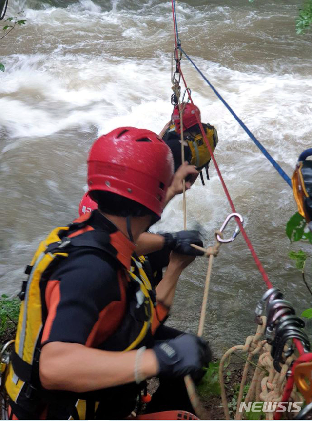 [횡성=뉴시스] 김경목 기자 = 강원 횡성소방서 구조대원들이 3일 오후 횡성군 갑천면 병지방리 병지방계곡에서 고립된 사람들을 구조하고 있다. (사진=횡성소방서 제공) 2020.08.03.&nbsp; photo＠newsis.com 