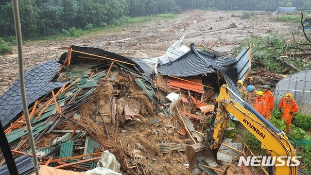 [안성=뉴시스] 안성시 죽산면 산사태 피해 복구현장.