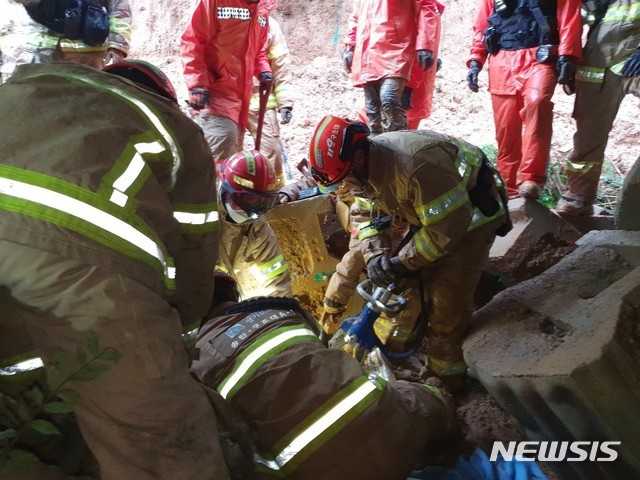 [평택=뉴시스]= 평택 토사 매몰 구조 현장.