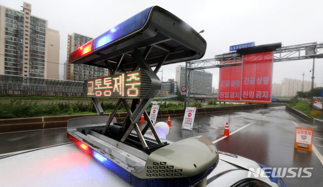 [서울=뉴시스]홍효식 기자 = 서울, 경기 등 한강 상류에 내린 집중호우로 한강과 중랑천 수위가 상승하면서 3일 서울 중랑구 월계1교 부근 동부간선도로 진출입로가 통제되고 있다. 2020.08.03.&nbsp; yesphoto@newsis.com 