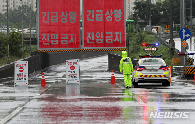 [서울=뉴시스]홍효식 기자 = 서울, 경기 등 한강 상류에 내린 집중호우로 한강과 중랑천 수위가 상승하면서 3일 서울 중랑구 월계1교 부근 동부간선도로 진출입로가 통제되고 있다. 2020.08.03. yesphoto@newsis.com