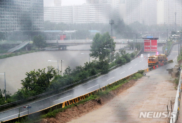 [서울=뉴시스]홍효식 기자 = 서울, 경기 등 한강 상류에 내린 집중호우로 한강과 중랑천 수위가 상승하면서 3일 서울 중랑구 월계1교 부근 동부간선도로 진출입로가 통제되고 있다. 2020.08.03.&nbsp; yesphoto@newsis.com