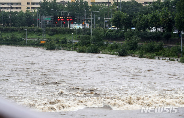 [서울=뉴시스]홍효식 기자 = 서울, 경기 등 한강 상류에 내린 집중호우로 한강과 중랑천 수위가 상승하면서 3일 서울 중랑구 월계1교 부근 동부간선도로 진출입로가 통제되고 있다. 2020.08.03.&nbsp; yesphoto@newsis.com