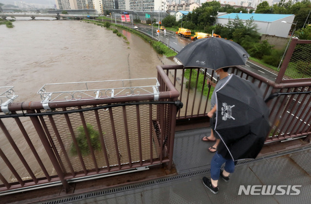 [서울=뉴시스]홍효식 기자 = 서울, 경기 등 한강 상류에 내린 집중호우로 한강과 중랑천 수위가 상승하면서 동부간선도로가 전면 통제된 3일 시민들이 서울 중랑구 중란천을 바라보고 있다. 2020.08.03.&nbsp; yesphoto@newsis.com
