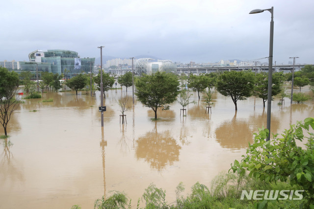 [서울=뉴시스] 박민석 기자 = 서울 전역에 호우특보가 발효된 3일 오전 서울 서초구 반포한강공원이 침수돼 있다. 2020.08.03. mspark@newsis.com