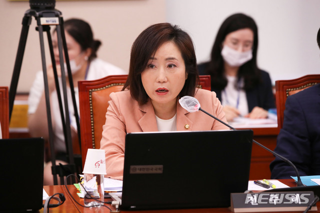 [서울=뉴시스]김선웅 기자 = 전주혜 미래통합당 의원이 3일 오전 서울 여의도 국회에서 열린 여가위 전체회의에서 발언하고 있다. 2020.08.03. mangusta@newsis.com