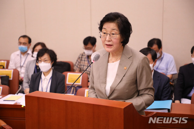 [서울=뉴시스]김선웅 기자 = 이정옥 여성가족부 장관이 3일 오전 서울 여의도 국회에서 열린 여가위 전체회의에서 업무보고를 하고 있다. 2020.08.03. mangusta@newsis.com