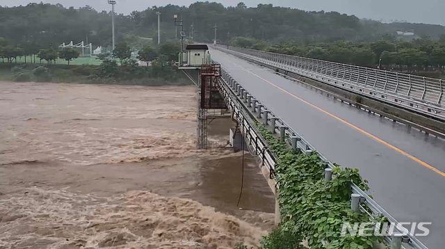 [서울=뉴시스]박진희 기자 = 서울·경기 등 중부지방을 중심으로 호우경보가 내려진 3일 오전 집중호우로 경기 연천군 사랑교 수위가 상승하고 있다. (사진=한강홍수통제소 CCTV) 2020.08.03. photo@newsis.com