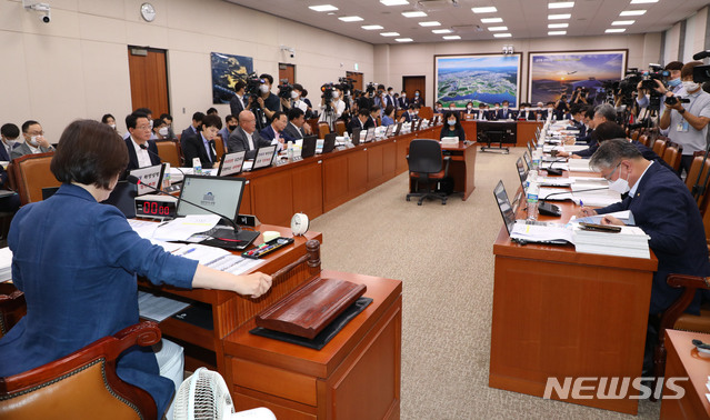 [서울=뉴시스] 김진아 기자 = 진선미 국회 국토위원장이 3일 서울 여의도 국회에서 열린 국토교통위원회 전체회의에서 개의를 선언하고 있다. 2020.08.03. bluesoda@newsis.com