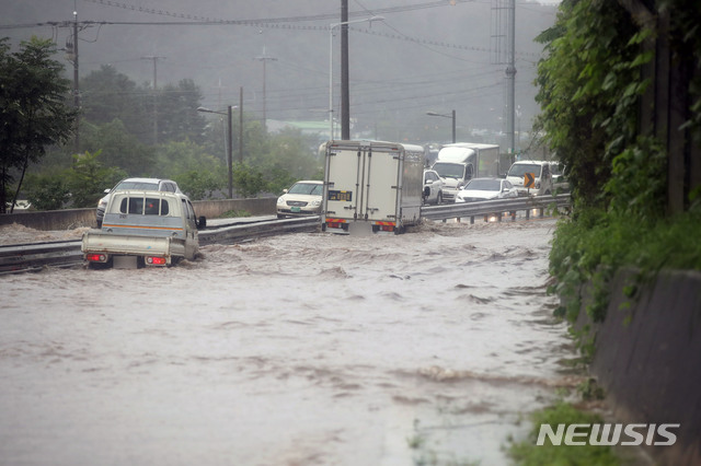 [가평=뉴시스]박미소 기자 = 장마전선의 영향으로 중부지역에 강한 비가 내리는 3일 오전 경기 가평군 달전리 인근 국도가 침수되어있다. 2020.08.03.&nbsp; misocamera@newsis.com