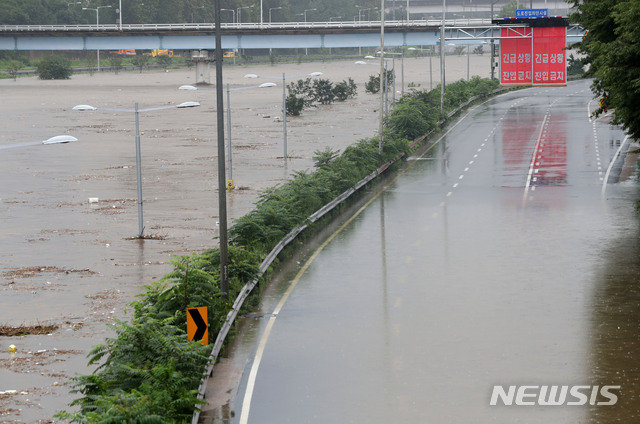 [서울=뉴시스]홍효식 기자 = 서울, 경기 등 한강 상류에 내린 집중호우로 한강과 중랑천 수위가 상승하면서 3일 서울 노원구 일대 동부간선도로 진출입로가 침수돼 통제되고 있다. 2020.08.03.&nbsp; yesphoto@newsis.com
