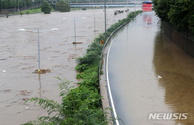 [서울=뉴시스]홍효식 기자 = 서울, 경기 등 한강 상류에 내린 집중호우로 한강과 중랑천 수위가 상승하면서 3일 서울 노원구 일대 동부간선도로 진출입로가 침수돼 통제되고 있다. 2020.08.03. yesphoto@newsis.com