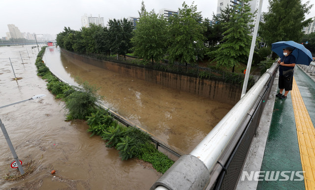 [서울=뉴시스]홍효식 기자 = 서울, 경기 등 한강 상류에 내린 집중호우로 한강과 중랑천 수위가 상승하면서 3일 서울 노원구 일대 동부간선도로 진출입로가 침수돼 통제되고 있다. 2020.08.03. yesphoto@newsis.com